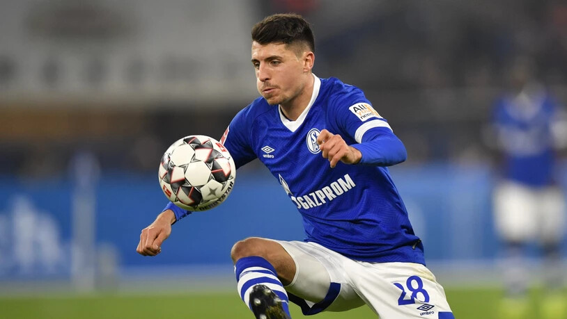 Schalkes Alessandro Schöpf muss sich gedulden, bis er wieder dem Ball nachjagen kann