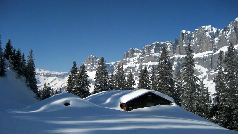 Die Alphütte (links) neben dem Stall ruht im tiefsten Winterschlaf.