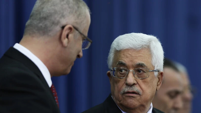 Der Palästinenserpräsident Mahmud Abbas (r.) hat den Rücktritt des Ministerpräsidenten Rami Hamdallah (l.) akzeptiert. Damit ist der Weg frei für die Bildung einer neuen palästinensischen Regierung. (Archivbild)