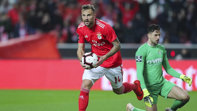 Haris Seferovic bejubelt einen seiner beiden Treffer für Benfica Lissabon gegen Boavisto Porto