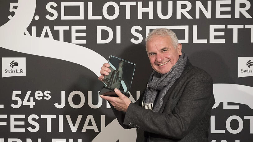 Martin Witz, Regisseur des Dokumentarfilms "Gateways to New York", posiert bei der Preisverleihung der 54. Solothurner Filmtage mit dem "Prix du Public".