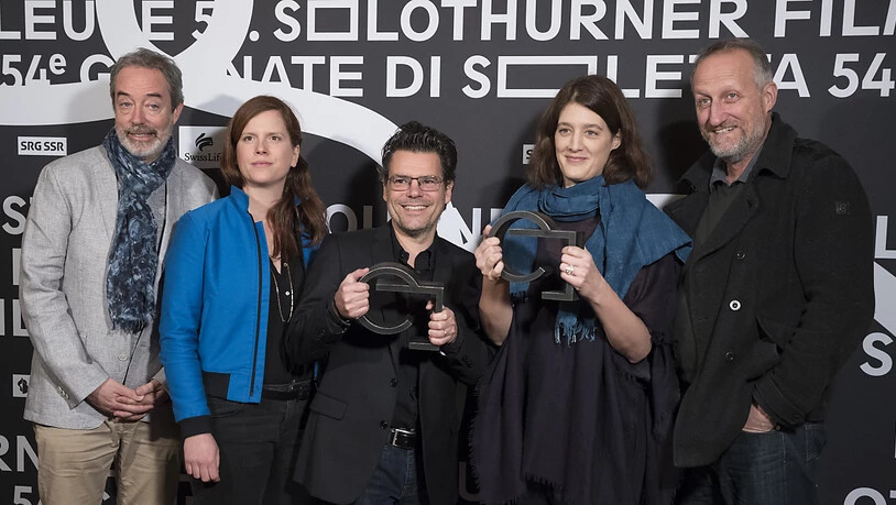 Das Team des Dokumentarfilms "Immer und ewig" von Fanny Bräuning, anlässlich der offiziellen Preisverleihung bei den 54. Solothurner Filmtagen.