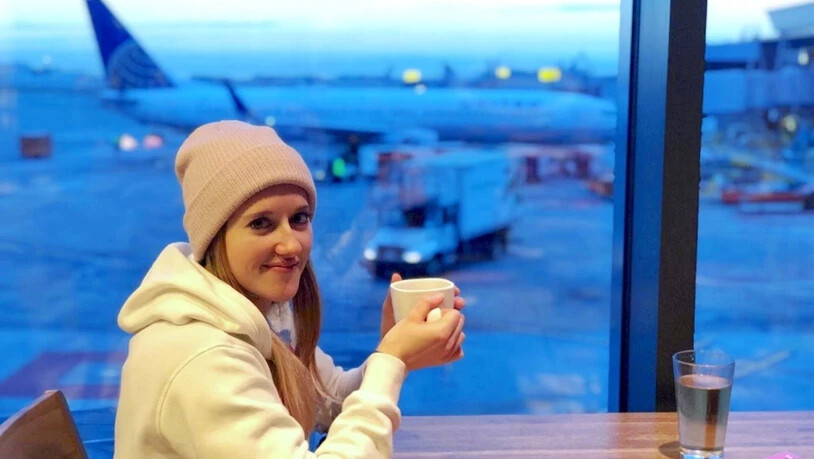 Nicole Baumgartner stärkt sich vor ihrem Flug in die USA mit einem Tee.