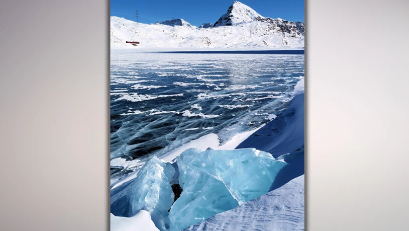 Auf Schneeschuhtour entlang dem Lago Bianco kommt so Vieles ans Licht; etwa in Form eines blauen Kristalls.