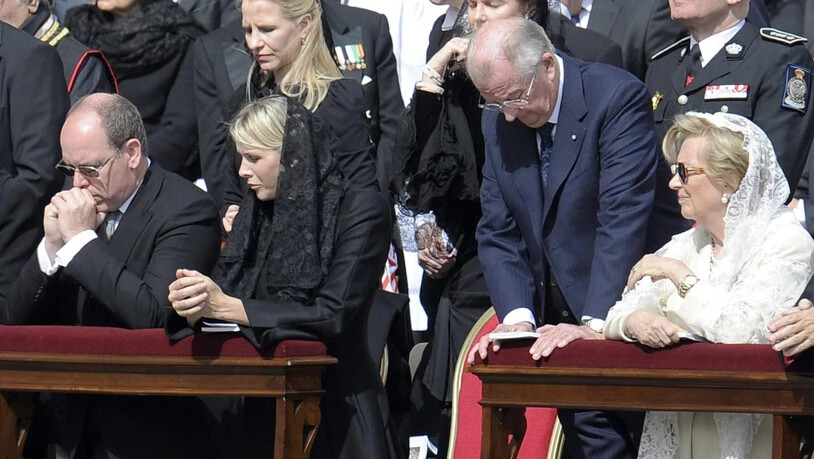 Belgiens Ex-König Albert II. (2. von rechts) wehrt sich gegen eine richterliche Anordnung zu einem DNA-Test. (Archivbild)