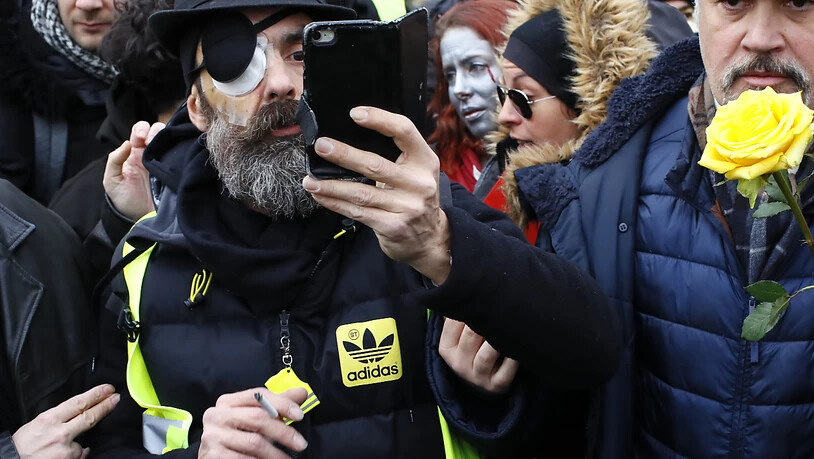 Der vergangene Woche während einer Demonstration schwer am Auge verletzte "Gelbwesten"-Anführer Jérôme Rodrigues wurde mit Applaus begrüsst, als er zu der Kundgebung in Paris erschien.