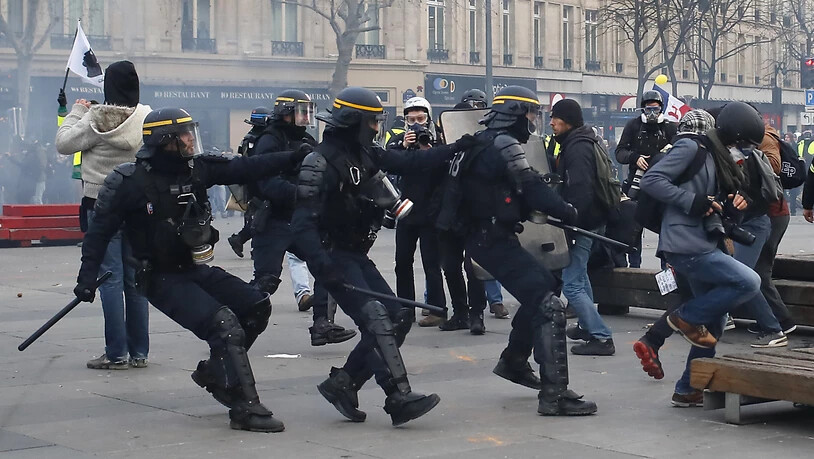 Auf der Place de la République ist es zu Ausschreitungen zwischen den "Gelbwesten"-Demonstranten und der Polizei gekommen.