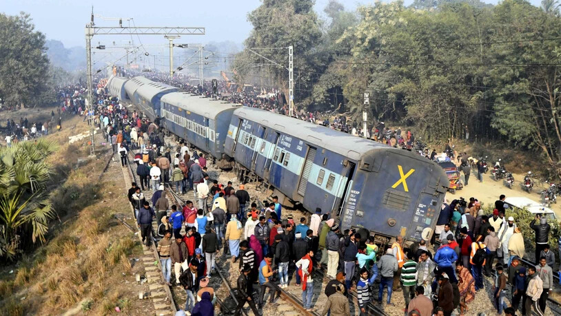 Bei einem Zugunglück im östlichen indischen Bundesstaat Bihar sind mindestens sechs Menschen ums Leben gekommen. 24 weitere Menschen wurden verletzt.