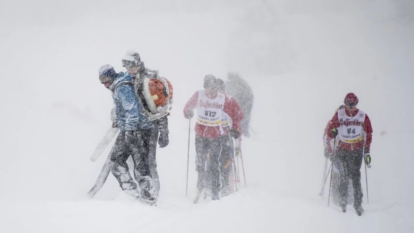 Pistenarbeiter kämpfen bei der Langlauf-Schweizermeisterschaft auf der Gerschnialp ob Engelberg OW gegen den Schnee.