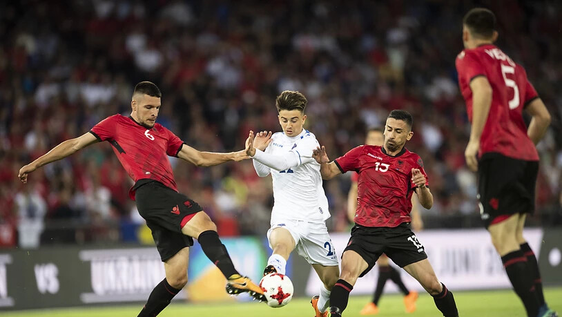 Edon Zhegrova (Mitte) erzielte beim 3:0-Sieg von Kosovo gegen Albanien im letzten Mai in Zürich einen Treffer