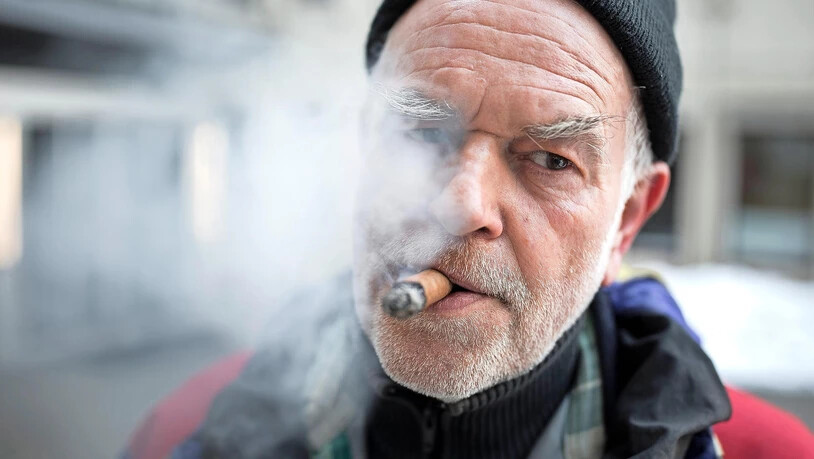 Bissig wie Zigarrenrauch: Urs Schönbächlers Texte triefen vor Gesellschaftskritik.