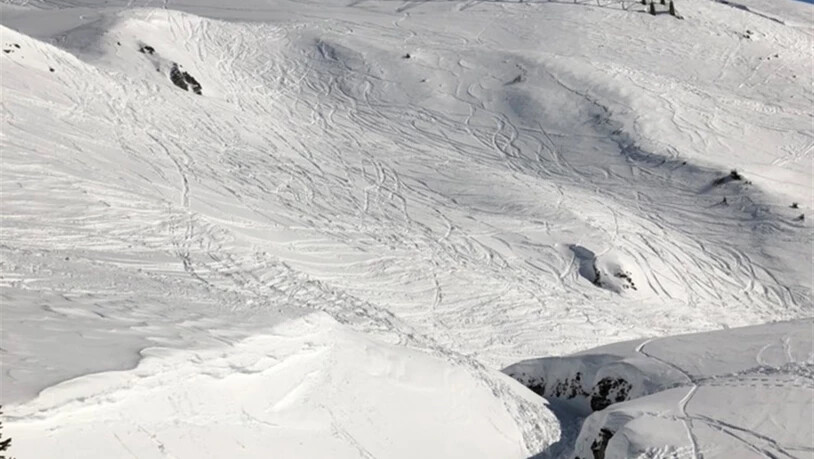 Im Skigebiet Laax ist am Montag ein Mann beim Skifahren ums Leben gekommen.