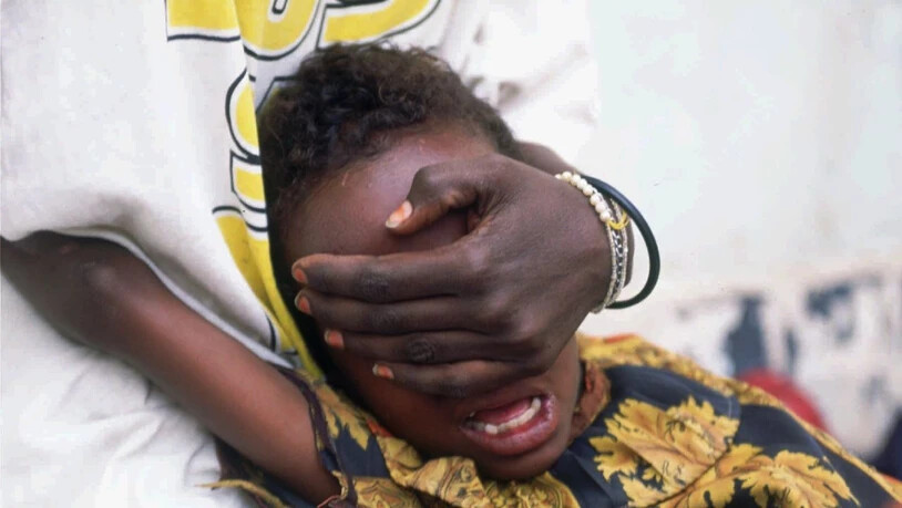 Ein somalisches Kind bei der Beschneidung. Gehalten wird es von seiner grossen Schwester. Das schweizweite Netzwerk gegen Mädchenbeschneidung kämpft mit Information und Beratung gegen diese tabuisierte Jahrtausende alte Tradition.