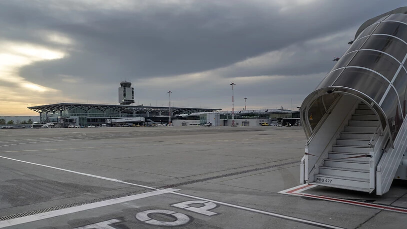 Weil im Tower des Flughafens Basel-Mülhausen Fluglotsen nicht zum Dienst antraten, herrschte Dienstagabend ungewöhnliche Ruhe auf dem Flugfeld: 25 Landungen und 12 Starts fielen aus. (Archivbild)