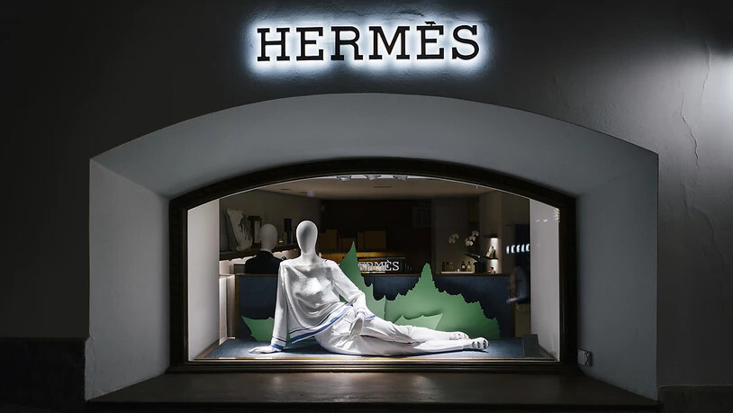 Der Handelskonflikt zwischen China und den USA hat keine Spuren im Geschäft des französischen Luxusmodeherstellers Hermes hinterlassen. Im Bild ein Schaufenster des Hermes-Shops in St. Moritz. (Archivbild)