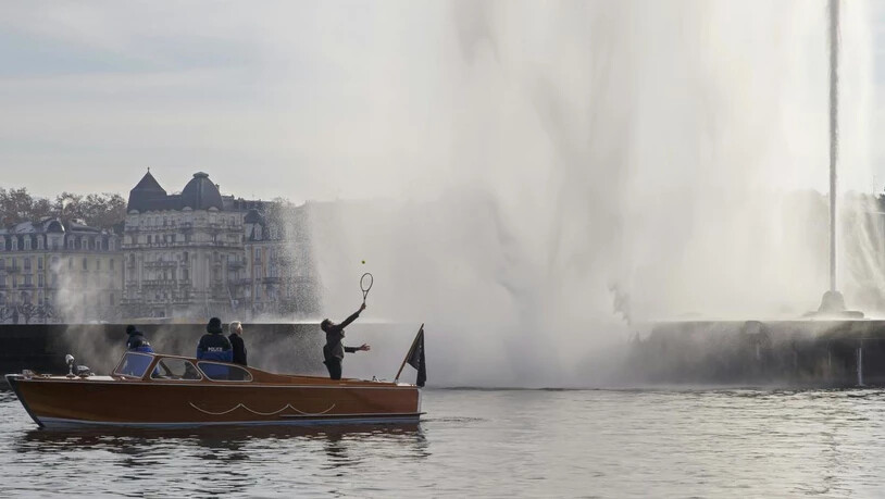 Vom Boot aus serviert Roger Federer später auf den berühmten Springbrunnen "Jet d'eau"