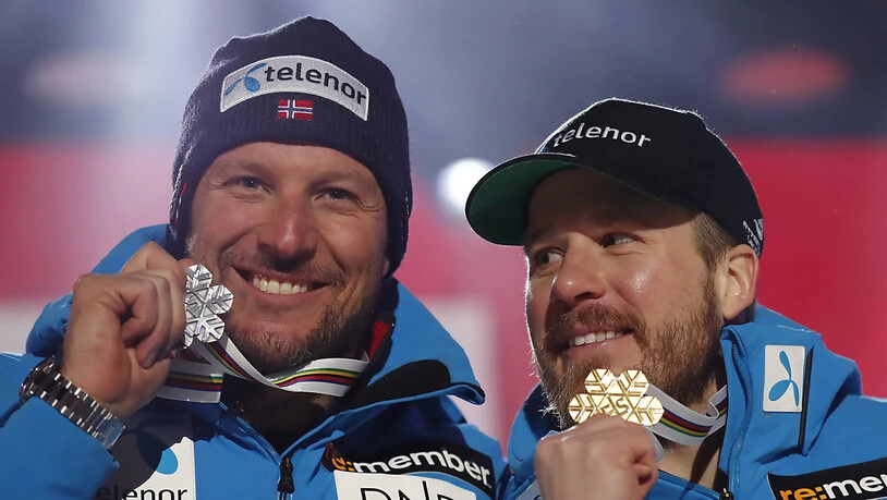 Aksel Svindal (links) und Abfahrts-Weltmeister Kjetil Jansrud präsentieren ihre Medaillen
