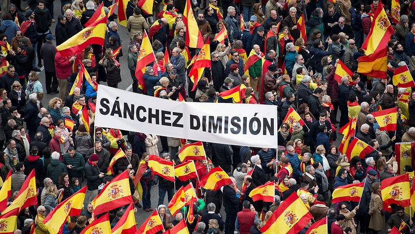 Am bislang grössten Protest in Spanien gegen die sozialdemokratische Regierung von Ministerpräsident Pedro Sanchez haben zehntausende Spanier am Sonntag in Madrid teilgenommen.
