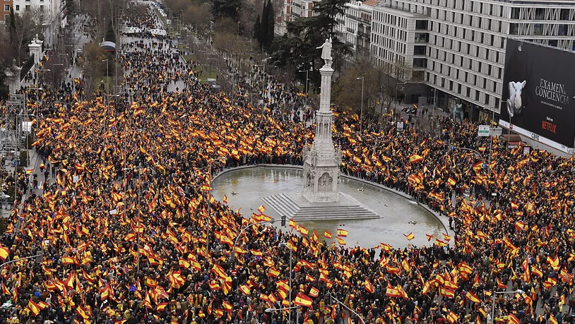 Die Grosskundgebung auf der zentralen Plaza de Colón, zu der die konservativen Oppositionsparteien und die rechtspopulistische Vox aufgerufen hatten, stand unter dem Motto: "Für ein vereintes Spanien: Wahlen jetzt!"