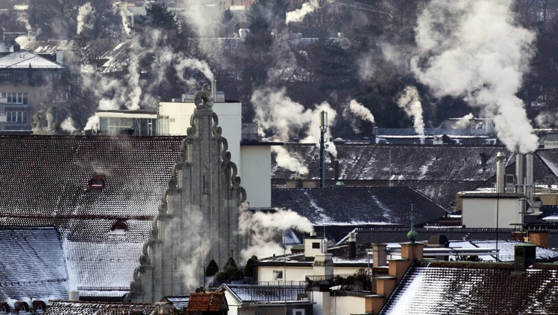 Die Schweiz soll ihren CO2-Aussstoss senken. Anders als der Nationalrat befürwortet die Umweltkommission des Ständerates Massnahmen im Inland. (Symbolbild)