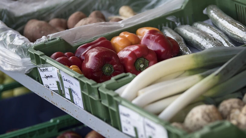 Biologisches Gemüse im Hofladen: der Biomarkt in Europa boomte 2017 und legte um beinahe 11 Prozent zu. Die Schweiz mischt ganz vorne mit. (Archivbild)