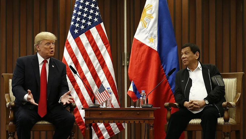 Präsident Rodrigo Duterte (rechts) möchte seine Philippinen gerne in Maharlika umtaufen. Ob dann auch die Landesflagge eine neue würde, ist offen.