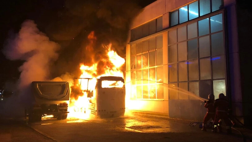 Flammeninferno in Schlieren ZH: Auf einem Firmengelände sind zwei LKWs und zwei Cars ausgebrannt.