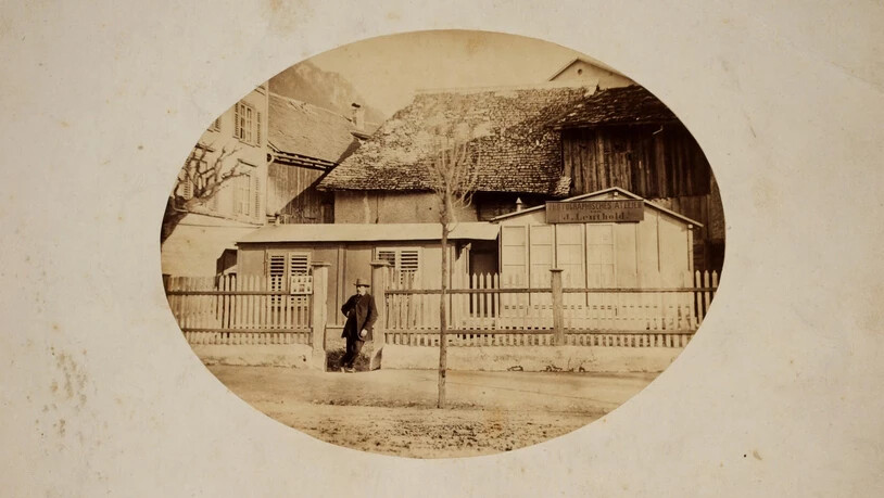 Der Fotograf Leuthold vor seiner Atelierbaracke in Chur zwischen 1867 und 1871.
