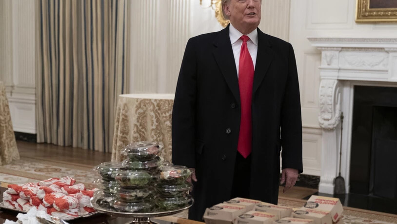 US-Präsident Donald Trump trinkt keinen Alkohol und raucht nicht, ist aber ein Liebhaber von Cola Light und Fast Food. (Archivbild)