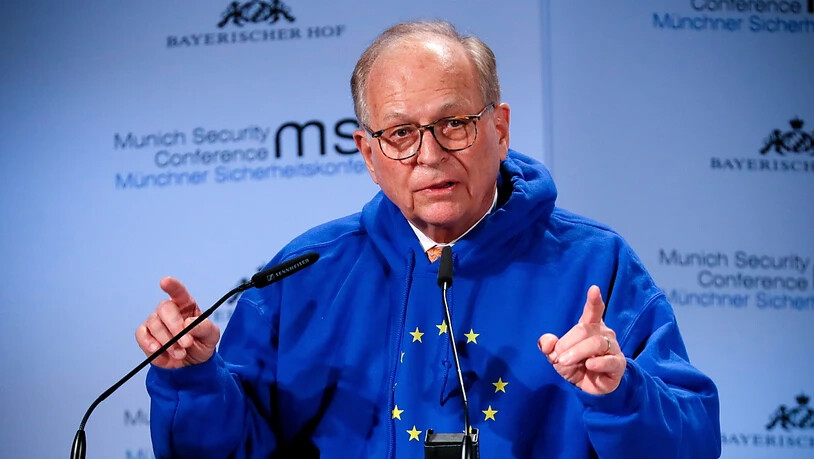 Wolfgang Ischinger, Präsident der Münchner Sicherheitskonferenz, eröffnete den Anlass symbolträchtig im EU-Kapuzenpulli.