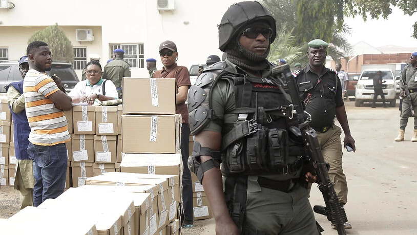 Ein nigerianischer Polizist bewacht den Transport von Wahlzetteln.