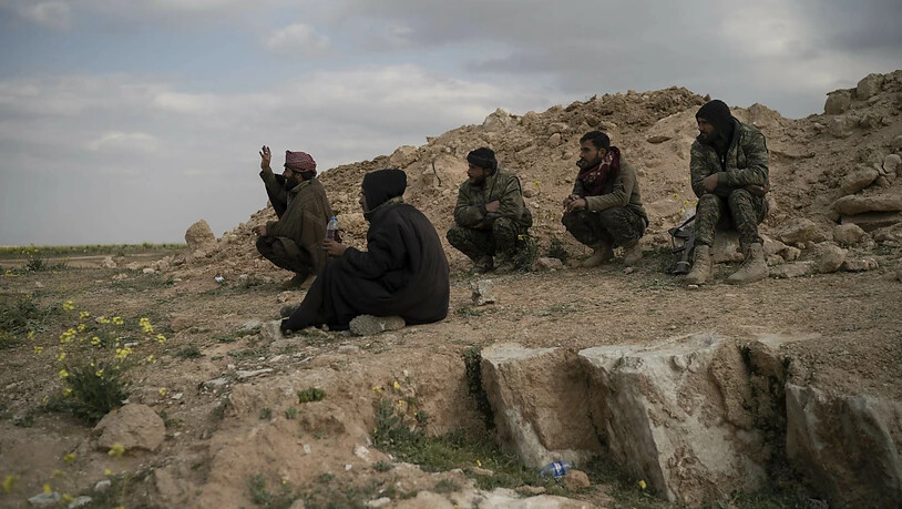 "Finale Offensive": Kämpfer der SDF-Allianz ausserhalb von Baghus in der Wüste.