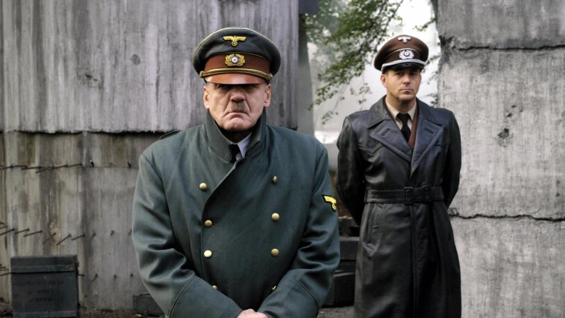 Bruno Ganz als Adolf Hitler (vorne) und Heino Ferch als Hitlers Reichsarchitekt Albert Speer in einer Szene des Kinofilms "Der Untergang" (undatiertes Szenenfoto). (Archiv)