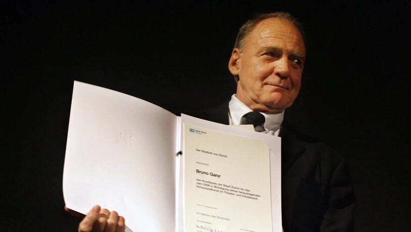 Theater- und Filmschauspieler Bruno Ganz strahlt über den erhaltenen Kunstpreis der Stadt Zürich an der Preisverleihung im Zürcher Kaufleuten am Sonntag, 5. November 2006. (Archiv)