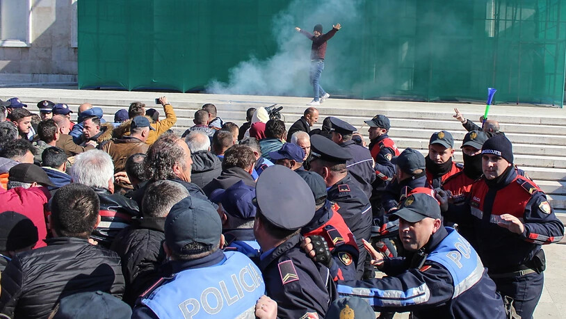 Die Polizei in Tirana ging mit Wasserwerfern und Tränengas gegen Demonstranten vor.