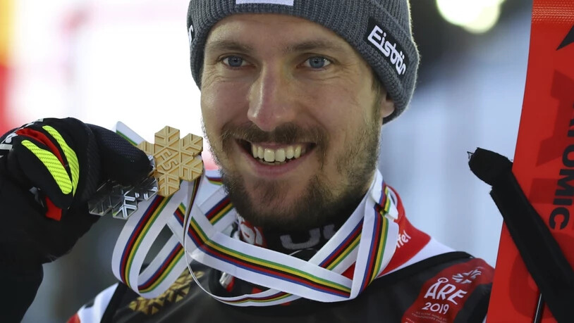 Marcel Hirscher  zeigt seine Medaillen: Gold für den Slalom, Silber für den Riesenslalom
