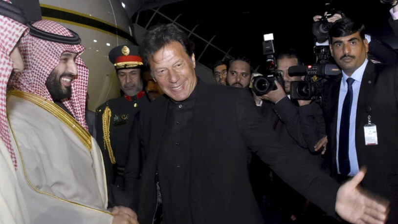 Der pakistanische Ministerpräsident Imran Khan empfing den saudischen Kronprinzen Mohammed bin Salman am Flughafen. Während der zweitägigen Visite wollen beide Länder milliardenschwere Abkommen unterzeichnen.