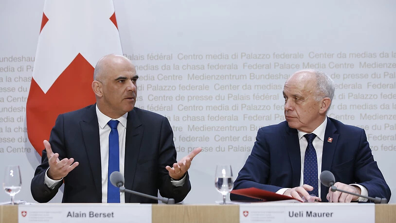 Bundespräsident Ueli Maurer (rechts) und Innenminister Alain Berset werben für die AHV-Steuervorlage. Sie sprechen von einem ausgewogenen Kompromiss.