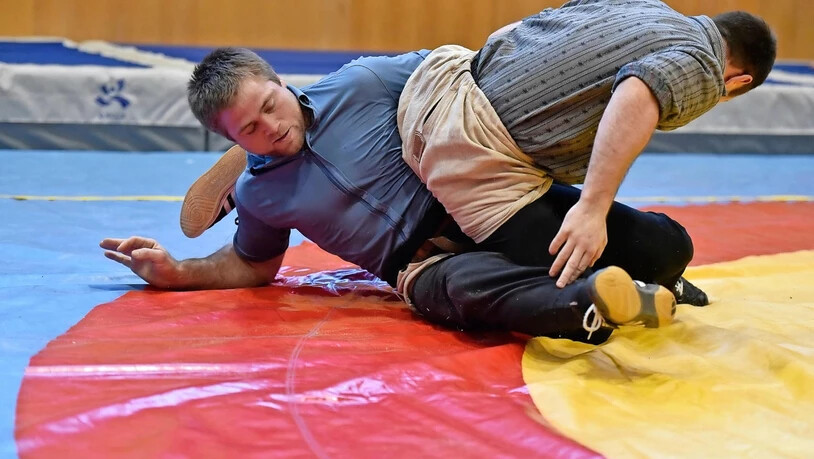 Der Bodenspezialist in seinem Element: Willy Graber (links) bearbeitet Ueli Hegner im Schlussgang so lange, bis er ihn zum Resultat auf dem Rücken hat.