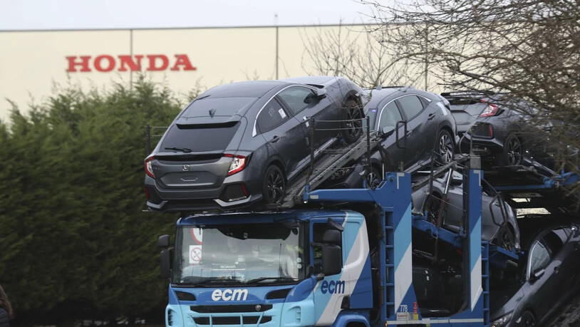 Ein Transporter vor der Honda-Autofabrik im westenglischen Swindon.