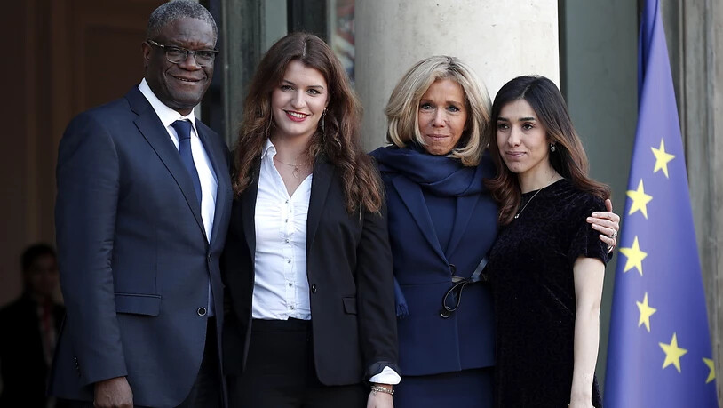 Die französische First Lady Brigitte Macron (2. von rechts im Bild) begrüsst Mitglieder des G7-Beratungsgremiums für Geschlechtergleichheit. Rechts Friedensnobelpreisträgerin Nadia Murad, Denis Mukwege und die  französische Gleichstellungs-Sekretärin…