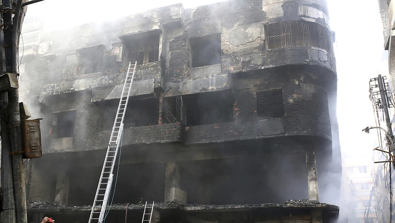 Bei einem Brand in der Hauptstadt Bangladeschs sind dutzende Menschen ums Leben gekommen.