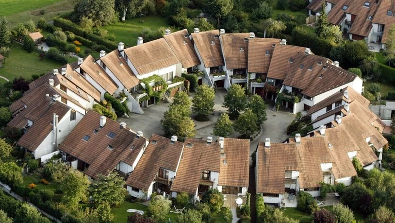 Schweizer mögen Wohneigentum: Mehr als ein Drittel aller Haushalte liegt in den eigenen vier Wänden, die Hälfte davon in einem Einfamilienhaus - und wenn es auch nur ein kleines ist wie hier in Benglen bei Zürich. (Symbolbild)