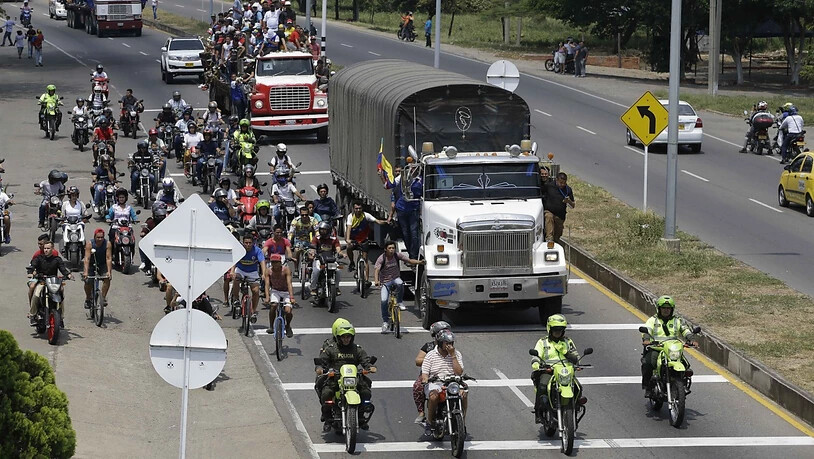Anhänger des selbst ernannten Interimspräsidenten Juan Guaidó begleiten in Kolumbien einen Hilfskonvoi für ihr Land.