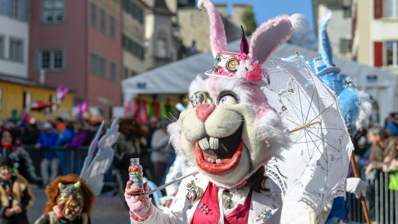 ...sowie ein gutgelaunter Hase verbreiten in der Rapperswiler Altstadt Fasnachtsstimmung.