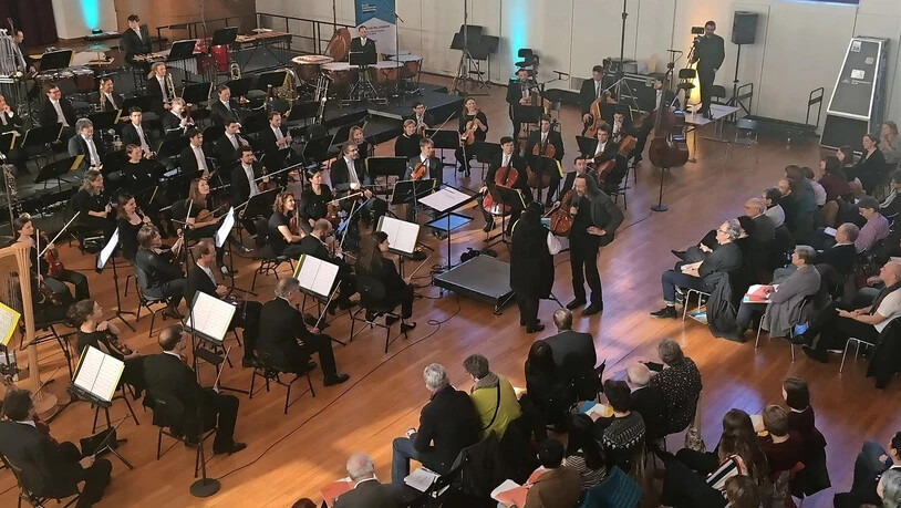 Basel Composition Competition: Der Ennendaner Komponist Thomas Mattenberger (stehend, Bildmitte) beantwortet Fragen.