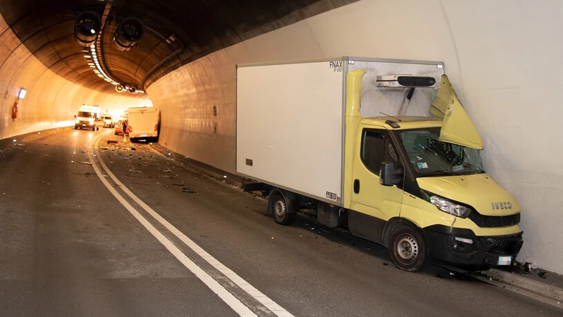 ... und dieser Lieferwagen sind am Donnerstagmorgen im Viamala-Tunnel kollidiert.
