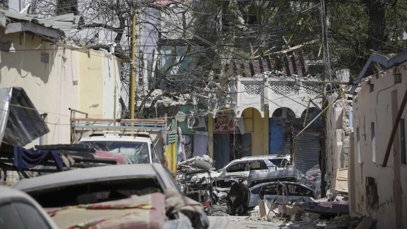 Bilder der Zerstörung nach einem Autobombenanschlag in Mogadischu. Die Gefechte mit den Islamisten in der Gegend dauern an.
