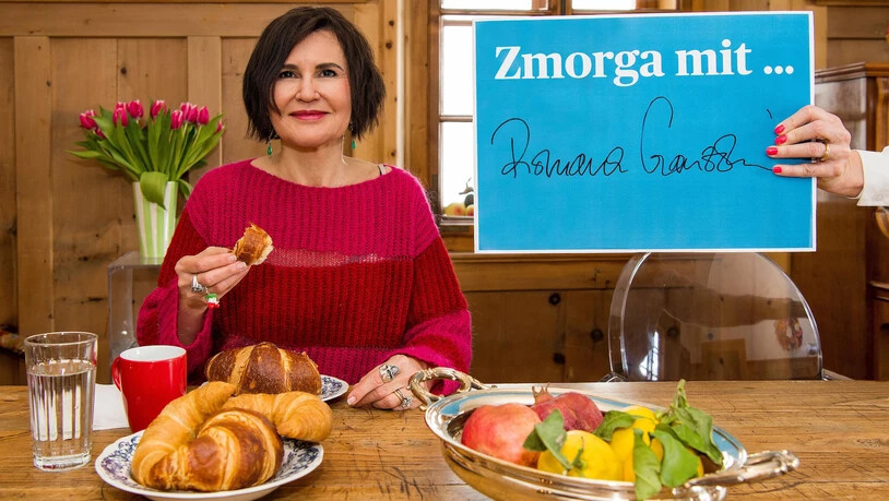 Bündnerin durch und durch: Romana Ganzoni geniesst die Sonntagsgipfel im Esszimmer des alten Engadinerhauses, das sie mit ihrer Familie in Celerina bewohnt.