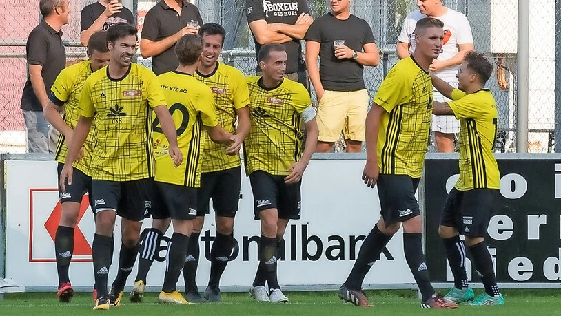 Eine Einheit: Die Spieler des FC Linth 04 um Captain Pajtim Ismaili (Dritter von rechts) wollen auch in der Rückrunde jubeln.